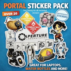Op de afbeelding: Een verzameling van meer dan 20 waterdichte Portal-stickers. De stickers tonen verschillende personages en symbolen uit het spel, waaronder het Aperture Laboratories-logo, een kubus en de tekst "Combustible Lemon".