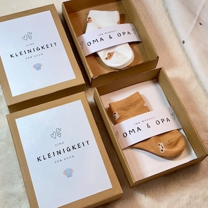 Schwangerschaft verkünden, Geschenkschachtel, Baby Verkündung, Eltern werden, Ihr werdet Oma und Opa mit Babysocken, Überraschung Baby