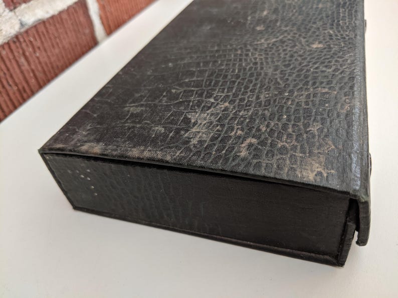 Pu&ograve; includere: Un cartello in legno rustico bianco con la scritta "Welcome" in stile handwritten. Il cartello presenta un aspetto invecchiato e un elemento floreale decorativo. Lo sfondo &egrave; una texture di legno sfocata.