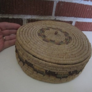 Cesta de costura chinesa vintage da década de 1920 com forro de seda rosa acolchoado