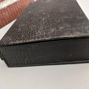 Pu&ograve; includere: Un cartello in legno rustico con la scritta "Welcome to our porch" in lettere bianche. Il cartello presenta una finitura invecchiata e un design semplice e invitante, perfetto per l'arredamento esterno.