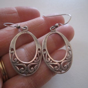 Vintage Silvertone Teardrop 1 1/4&quot; Hoop Pierced Orecchini