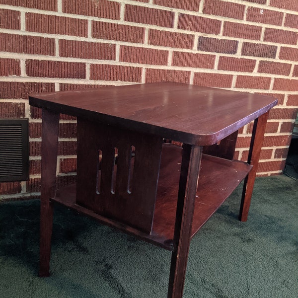 Vintage 1930s/40s Tiered Wood Coffee or Side Table with Mahogany Finish