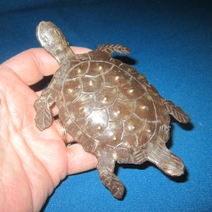 Figura de tortuga marina de metal Souvenir de diez mil aldeas haití