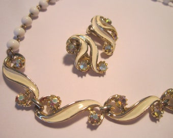 Vintage 1950s Goldfarbene Elfenbein Emaille und AB Kristall Strass Halskette und Ohrringe