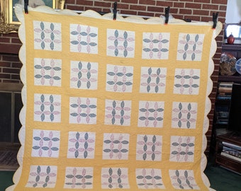 Vintage 1930s/40s Cotton Yellow PINWHEEL 77x90 Scalloped Quilt