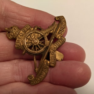 Vintage Metal British Military Royal Artillery Cap Badge with Latin Inscription