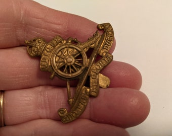 Vintage Metal British Military Royal Artillery Cap Badge with Latin Inscription