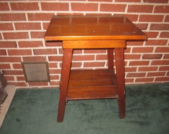 Mesa auxiliar antigua de pino primitivo de Iowa Estate