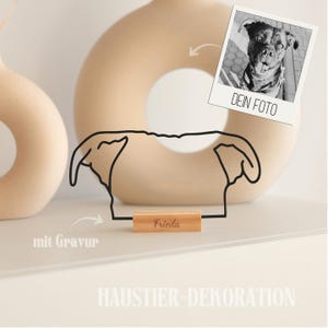 Könnte beinhalten: Schwarze Draht-Hunde-Silhouette mit Holzsockel, graviert mit dem Namen "Frieda". Ein Schwarz-Weiß-Foto eines Hundes wird daneben angezeigt. Der Text "DEIN FOTO" steht auf dem Foto. Die Wörter "mit Gravur" und "HAUSTIER-DEKORATION" sind ebenfalls sichtbar.