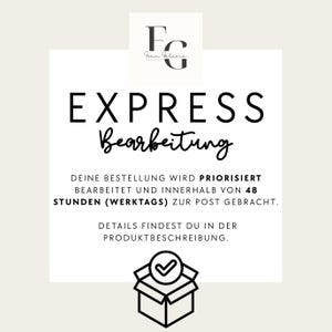 Könnte beinhalten: Eine weiße Keramik-Tasse mit schwarzem Henkel und dem Text "But First, Coffee" in fetter, schwarzer Schrift. Die Tasse ist mit einer dunklen Flüssigkeit gefüllt, wahrscheinlich Kaffee, und steht auf einer hellen Oberfläche.