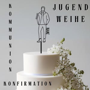 Könnte beinhalten: Eine weiße zweistöckige Torte mit weißen Blumen an der Seite. Auf der Torte befindet sich eine schwarze Silhouette einer Person mit dem Text "JUGEND WEIHE" und "KONFIRMATION".