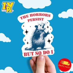 Adesivo The Horrors Persist, Adesivo divertente opossum, Adesivo carino, Regalo per lui, Regalo per lei, Salute mentale, Adesivo per laptop, Adesivi meme