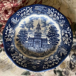 Enoch Wedgwood US Bicentennial Plate, Independence Hall Blue Transferware