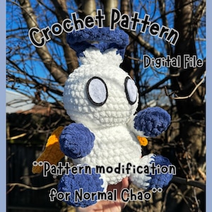 Puede incluir: Archivo digital de patrón de crochet para un personaje Chao de crochet blanco con detalles azules y amarillos. El patrón incluye modificaciones para un Chao normal.