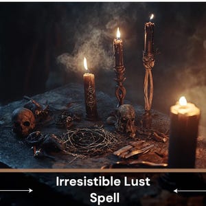 Puede incluir: Una escena oscura con velas encendidas, calaveras y un objeto tejido sobre una superficie de piedra. El texto "Irresistible Lust Spell" se muestra en la parte inferior de la imagen. Las velas son de diferentes alturas y diseños.