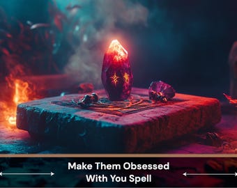 Può includere: Un cristallo rosso incandescente con simboli incisi è posto su una piattaforma di pietra, con un cristallo più piccolo ed elementi decorativi nelle vicinanze. L'immagine ha un tema fantasy, con il testo "Make Them Obsessed With You Spell" in basso.