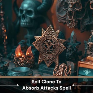 Może przedstawiać: Złoty metalowy wisiorek w kształcie gwiazdy z misternymi wzorami i tekstem "Self Clone To Absorb Attacks Spell". Wisiorek otoczony jest świecami, czaszkami i innymi ozdobnymi przedmiotami.
