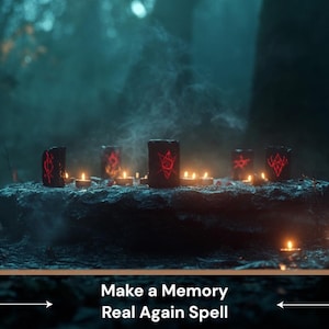 Pode incluir: Uma cena mística com um altar de pedra com várias velas pretas adornadas com símbolos vermelhos. Pequenas velas circundam o altar, lançando um brilho quente. O texto "Make a Memory Real Again Spell" está na parte inferior.