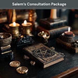 Op de afbeelding: Een mystieke scène met een oud boek met een pentagram, brandende kaarsen en gouden munten. De afbeelding is getiteld "Salem's Consultation Package". De compositie roept een occult thema op, met rituele objecten.