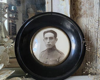 Nostalgisches Porträt eines spanischen Soldaten aus den 1920er Jahren – Antike Militärfotografie – Runder schwarzer Holzrahmen mit gewölbtem Glas – Charmantes Wandbild