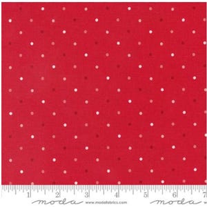 Peut inclure: Un tissu rouge avec un motif répétitif de petits pois blancs et rose clair. Une règle blanche est visible sur le bord inférieur, indiquant des mesures en pouces, avec le texte moda et www.modafabrics.com imprimé le long du bas.