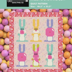 Może przedstawiać: Wzór na kołdrę zatytułowany "Blowing Up Bunnies Rabbits Chewing Gum" z sześcioma kolorowymi wzorami królików. Kołdra ma wymiary 118 cm x 136 cm. Projekt zawiera tekst "ART EAST QUILTING CO" i "#BlowingUpBunniesQuilt".