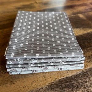 Riley Blake Pewter Fat Quarter Bundle - Lori Holt - Piece and Plenty - Pewter Fabric Bundle - Floral Fabric - 5 Piece Fabric Bundle