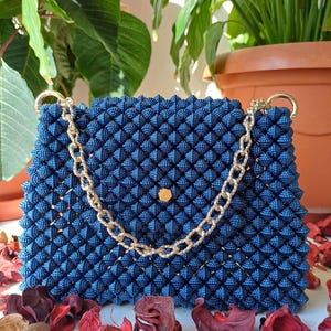 Sac élégant en perles bleu marine et mûres