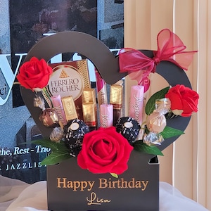 Geschenkkorb Süß-Gesteck im Herz-Design | Personalisiertes Geburtstagsgeschenk & Danksagung Handgefertigte Geschenkbox