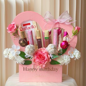 Geschenkkorb Süß-Gesteck im Herz-Design | Personalisiertes Geburtstagsgeschenk & Danksagung Handgefertigte Geschenkbox Design2