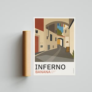 Könnte beinhalten: Ein rechteckiger Kunstdruck mit einer stilisierten Illustration einer engen Straße mit cremefarbenen Gebäuden, Torbögen und einer dunkelgrauen Straße. Der Text INFERNO BANANA ist unten auf dem weißen Poster in Schwarz und Rot gedruckt.