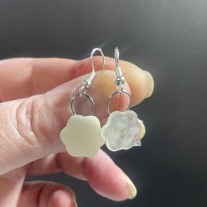 handmade upcycled vintage whitte button earrings,white vintage button earrings, vintage button earrings, button earrings, gift, ecofashion