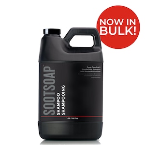 Può includere: Una grande tanica in plastica nera di shampoo Sootsoap con manico e tappo a vite nero. L'etichetta riporta il testo Sootsoap, Deep Cleaning & Deodorizing Shampoo with Binchotan Charcoal, e 1.89L / 64 fl oz. Un cerchio rosso mostra NOW IN BULK!
