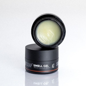 Könnte beinhalten: Ein schwarzer Behälter mit einem weißen Etikett, auf dem "Smell Gel" und "blocks noxious odours" steht. Der Behälter ist mit einem hellgelben Gel gefüllt und steht auf einem anderen schwarzen Behälter.