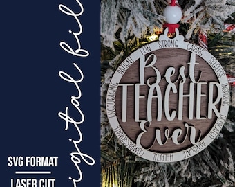 Może przedstawiać: Drewniana ozdoba w kształcie koła z napisem "Best Teacher Ever" w białych literach. Koło jest otoczone pierścieniem słów opisujących pozytywne cechy nauczyciela, takie jak "fun", "strong", "caring", "patient", "encouraging", "compassionate", "helpful", "advocate", "dedicated", "inspiring" i "selfless".