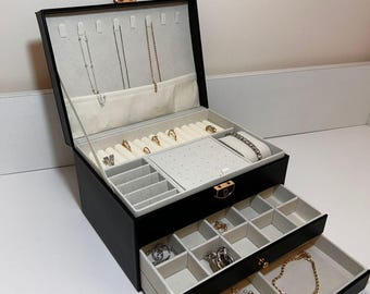 Leder Reise Schmuckschatulle: Eleganter Organizer mit Samtfutter
