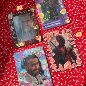 PREMADE op Wolverine en Deadpool geïnspireerde Hugh Jackman // Ryan Reynolds Decorated Toploader Photocard - Kies je eigen fotokaart!