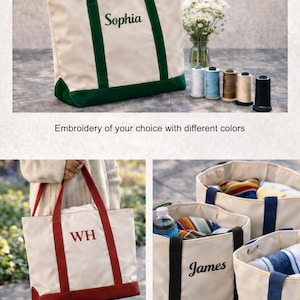 K&ouml;nnte beinhalten: Cremefarbene Tragetaschen mit personalisierten Stickereien in verschiedenen Farben. Eine Tasche hat "Sophia" in Gr&uuml;n, eine andere "WH" in Rot und andere Namen. Die Taschen haben farbige Griffe und B&ouml;den.