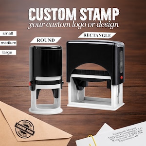 Può includere: Due timbri personalizzati, uno rotondo e uno rettangolare, con design in bianco e nero. Il testo "CUSTOM STAMP your custom logo or design" è in alto. Una piccola busta con un timbro "COMING SOON" è in primo piano.