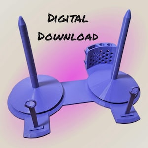 Op de afbeelding: Een paarse 3D-geprinte standaard met twee hoge palen en een ronde basis. De standaard heeft een klein compartiment met een rasterpatroon. De tekst "DIGITAL DOWNLOAD" is zichtbaar in de afbeelding.