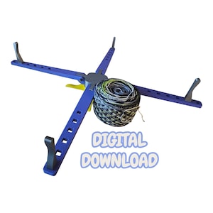 Puede incluir: Un ovillador de hilo azul con una madeja de hilo en el centro. El ovillador tiene cuatro brazos que se extienden hacia afuera. El texto "DIGITAL DOWNLOAD" está en la parte inferior de la imagen.