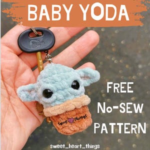 Könnte beinhalten: Ein gehäkelter Baby Yoda Schlüsselanhänger mit einem braunen Topf, der an einem Schlüssel hängt. Der Text "FREE No-SEW PATTERN" ist im Bild zu sehen. Der Text "sweet_heart_things" befindet sich am unteren Rand des Bildes.
