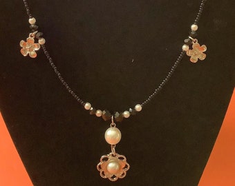 Collar de perlas, plata y flores negras