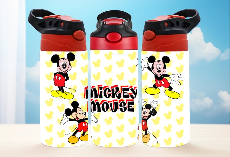 Pu&ograve; includere: Tre borracce bianche con disegni di Topolino. Ogni bottiglia ha un coperchio nero e rosso ed &egrave; decorata con illustrazioni di Topolino e forme di testa di Topolino gialle. Le parole "Mickey Mouse" sono stampate in rosso e nero.