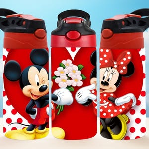 Pu&ograve; includere: Tre borracce rosse con coperchi neri e dettagli rossi. Ogni borraccia presenta un'immagine diversa di Topolino e Minnie. Le borracce hanno uno sfondo bianco con pois rossi e sono adatte ai bambini.
