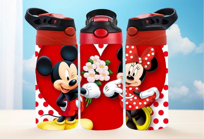 Pu&ograve; includere: Tre borracce rosse con coperchi neri e dettagli rossi. Ogni borraccia presenta un'immagine diversa di Topolino e Minnie. Le borracce hanno uno sfondo bianco con pois rossi e sono adatte ai bambini.