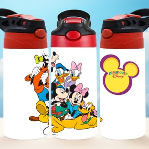 Pu&ograve; includere: Tre borracce bianche con coperchi neri e rossi. Una bottiglia presenta un gruppo di personaggi Disney, tra cui Topolino e Minnie. Un'altra ha il logo Playhouse Disney.