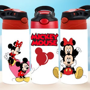 Pu&ograve; includere: Tre borracce bianche con coperchi neri e rossi, ognuna con un diverso design di Topolino. Una bottiglia ha Minnie, un'altra ha le parole "Mickey Mouse", e la terza ha Topolino e Minnie insieme.
