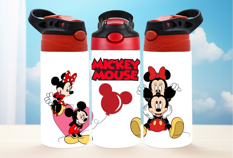 Pu&ograve; includere: Tre borracce bianche con coperchi neri e rossi, ognuna con un diverso design di Topolino. Una bottiglia ha Minnie, un'altra ha le parole "Mickey Mouse", e la terza ha Topolino e Minnie insieme.